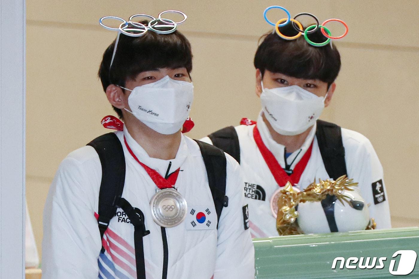 본문 이미지 - 2022 베이징 동계올림픽 여정을 마무리한 대한민국 선수단 스피드 스케이팅 정재원(오른쪽)과 김민석이 21일 오후 인천국제공항 제2여객터미널을 통해 귀국하고 있다. 2022.2.21/뉴스1 ⓒ News1 민경석 기자