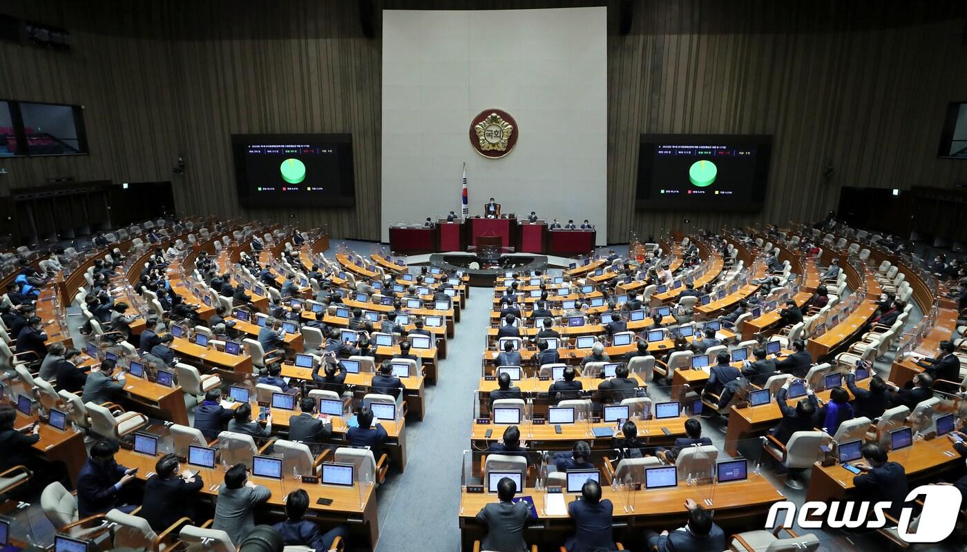 본문 이미지 - 코로나19 피해지원 관련 16.9조 규모의 내용이 담긴 2022년도 제1회 추가경정예산안 수정안이 21일 서울 여의도 국회에서 열린 제393회국회(임시회) 제3차 본회의에서 가결되고 있다. 2022.2.21/뉴스1 ⓒ News1 이승배 기자