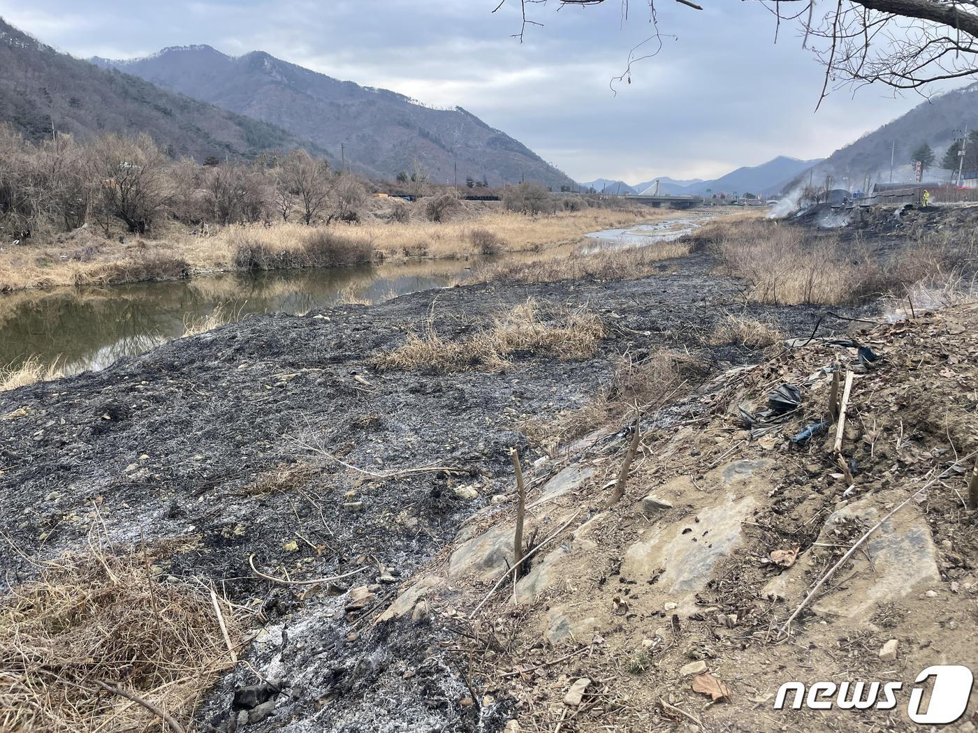 본문 이미지 - 1월 22일 금산군 복수면에서 발생한 들불 현장(충남소방본부 제공)ⓒ 뉴스1