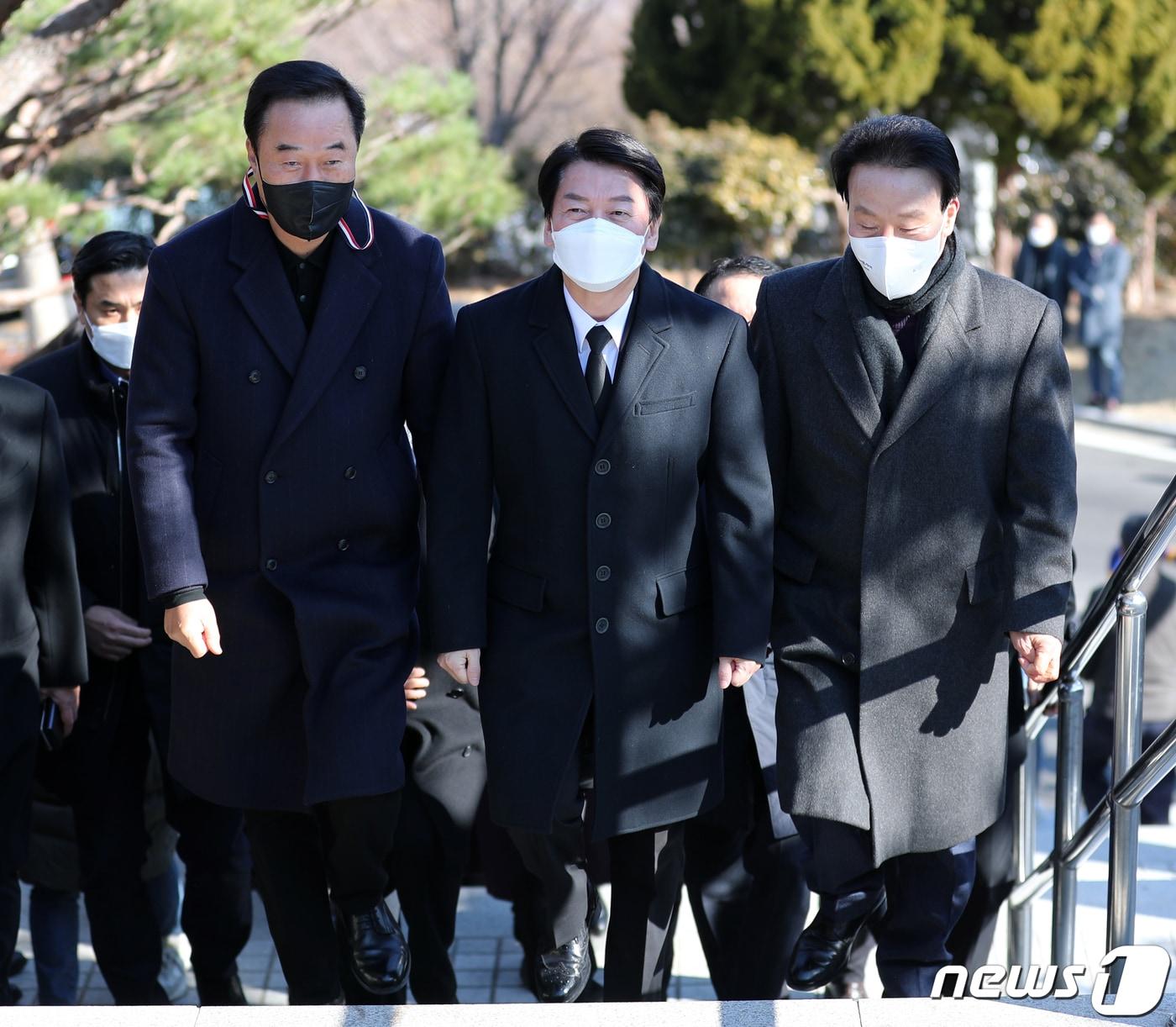 본문 이미지 - 안철수 국민의당 대선 후보가 22일 오전 부산 중구 민주공원 넋기림마당으로 입장하고 있다. 2022.2.22/뉴스1 ⓒ News1 김영훈 기자