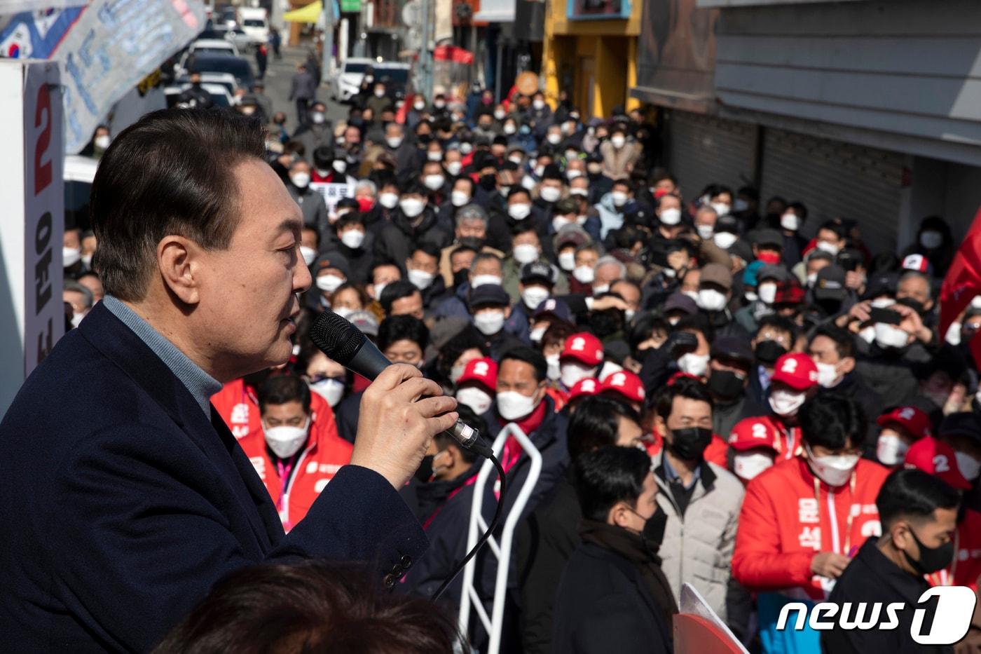 본문 이미지 - 20대 대선을 앞둔 지난 2022년 2월 윤석열 국민의힘 후보가 충남 서산시 동문동에서 유세하고 있다. 2022.2.22 /뉴스1 ⓒNews1 구윤성 기자