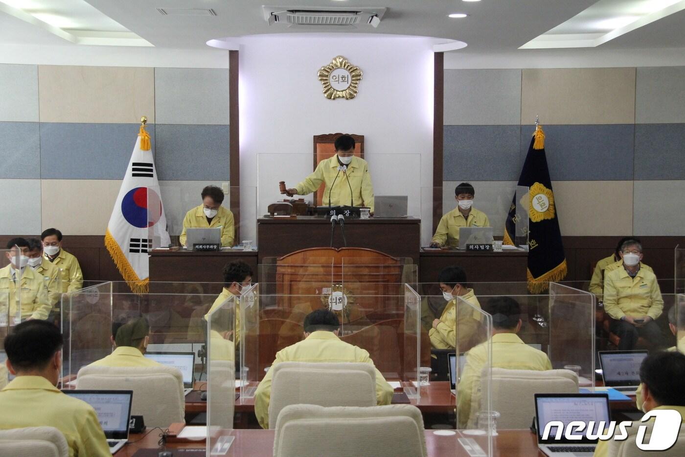본문 이미지 - 남해군의회가 22일 열린 군의회 임시회 제2차 본회의를 열고 '해상풍력발전단지 조성 반대 결의안'을 채택했다. ⓒ 뉴스1