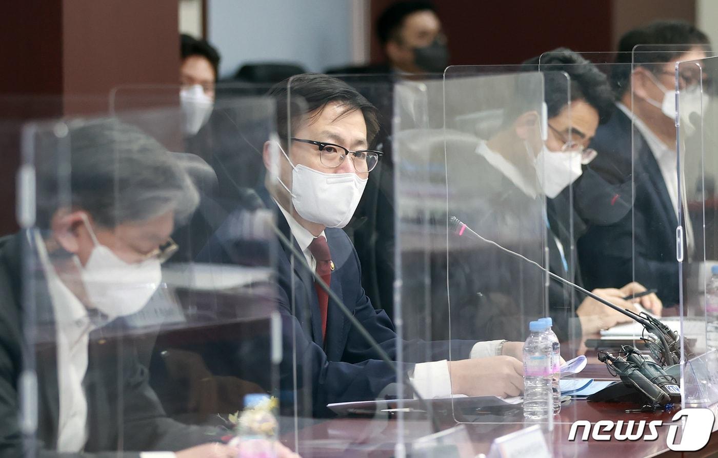 본문 이미지 - 여한구 산업통상자원부 통상교섭본부장이 22일 오후 서울 종로구 무역보험공사에서 '주요 업종 우크라이나 사태 및 수출상황 점검회의'를 주재하고 있다. (산업통상자원부 제공) 2022.2.22/뉴스1