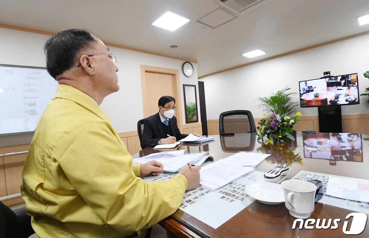 본문 이미지 - 홍남기 경제부총리 겸 기획재정부 장관이 22일 서울 종로구 정부서울청사에서 화상으로 기획재정부 확대간부회의를 주재하고 있다. (기획재정부 제공) 2022.2.22/뉴스1