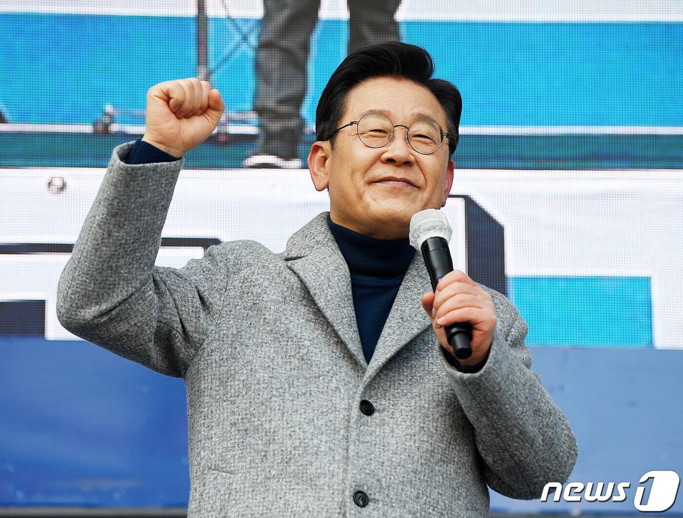 본문 이미지 - 이재명 더불어민주당 대선 후보가 22일 인천 부평구 부평역 앞 광장에서 시민들에게 지지를 호소하고 있다. 2022.2.22/뉴스1 ⓒ News1 국회사진취재단