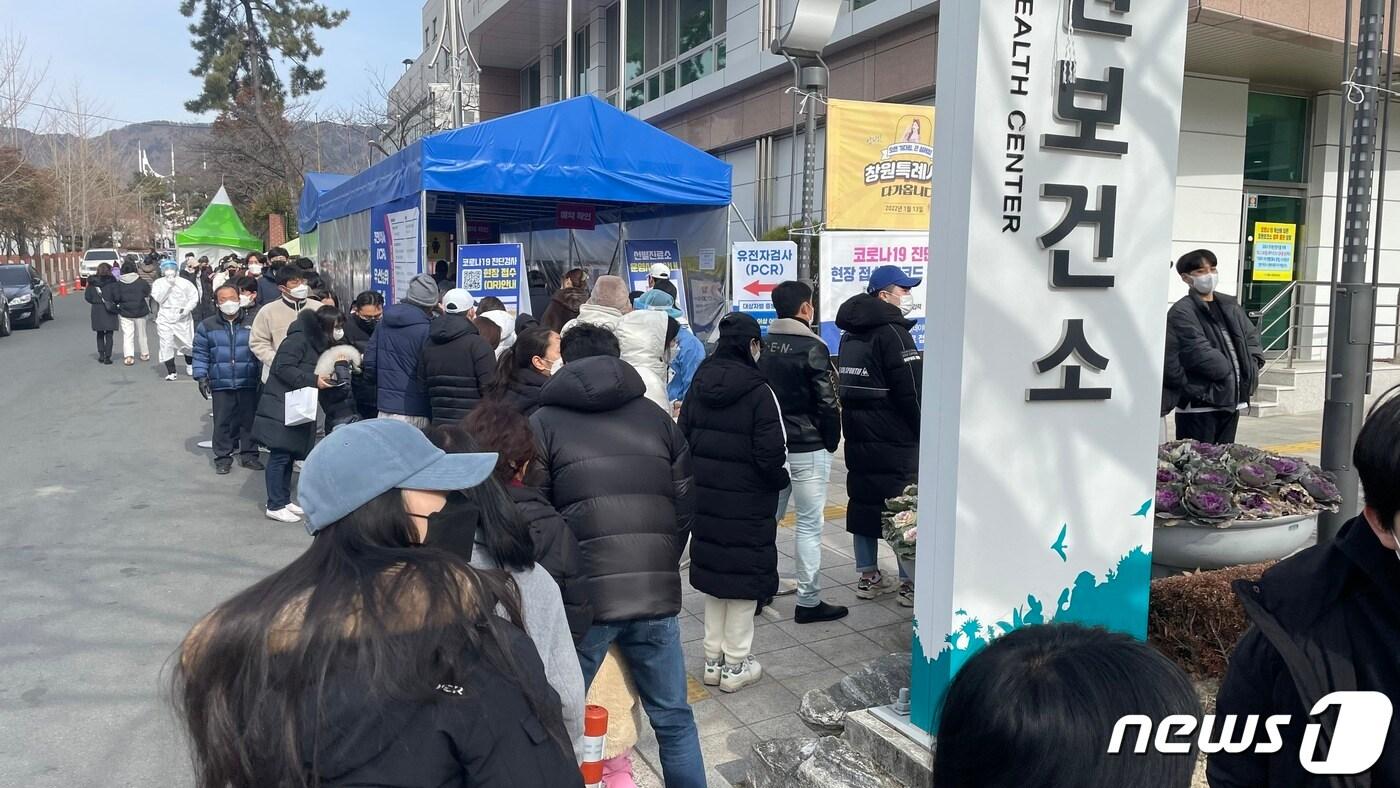 본문 이미지 - 경남 창원시보건소 선별진료소에 신종 코로나바이러스 감염증(코로나19) 진단검사를 받기 위해 시민들이 길게 줄지어 서있다.ⓒ 뉴스1 강정태 기자