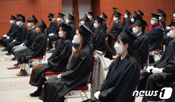 본문 이미지 - 전북대학교 2021학년도 전기 학위수여식이 22일 진수당 가인홀에서 개최됐다. 날 학위수여식에서는 3112명의 학사와 591명의 석사, 138명의 박사 등에게 학위가 수여됐다.(전북대 제공)ⓒ 뉴스1