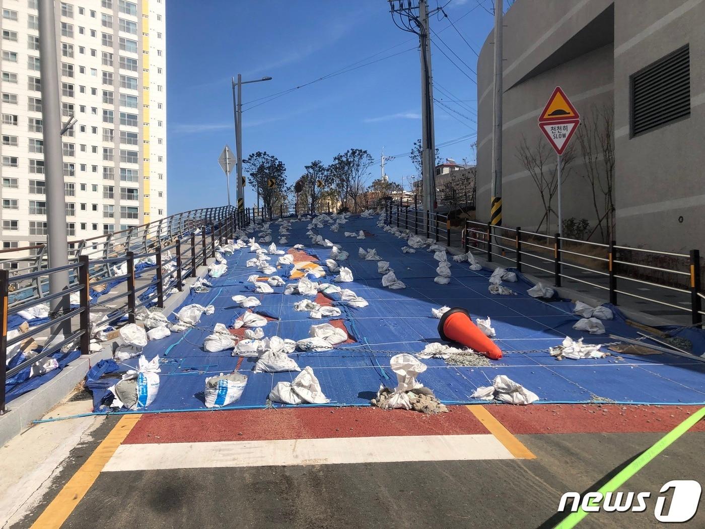 본문 이미지 - 부산 영도구 한 신축 아파트가 도로 침하로 10개월째 준공인가가 나지 않고 있다. 사진은 침하된 도로의 모습.2022.2.22ⓒ 뉴스1 백창훈 기자