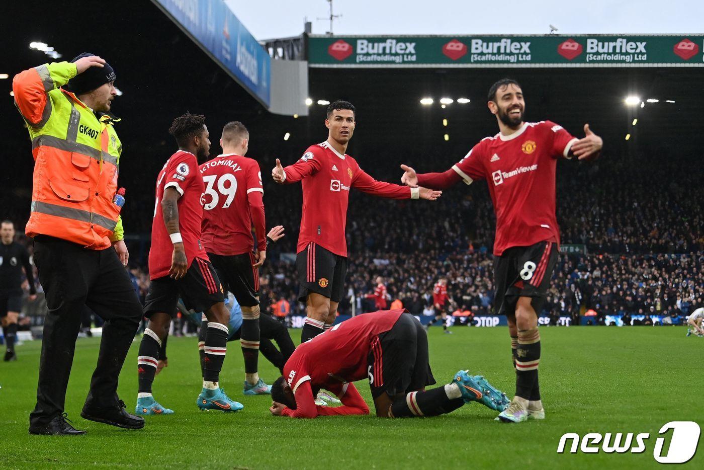 본문 이미지 - 리즈 팬이 던진 동전에 맞아 쓰러진 엘랑가ⓒ AFP=뉴스1