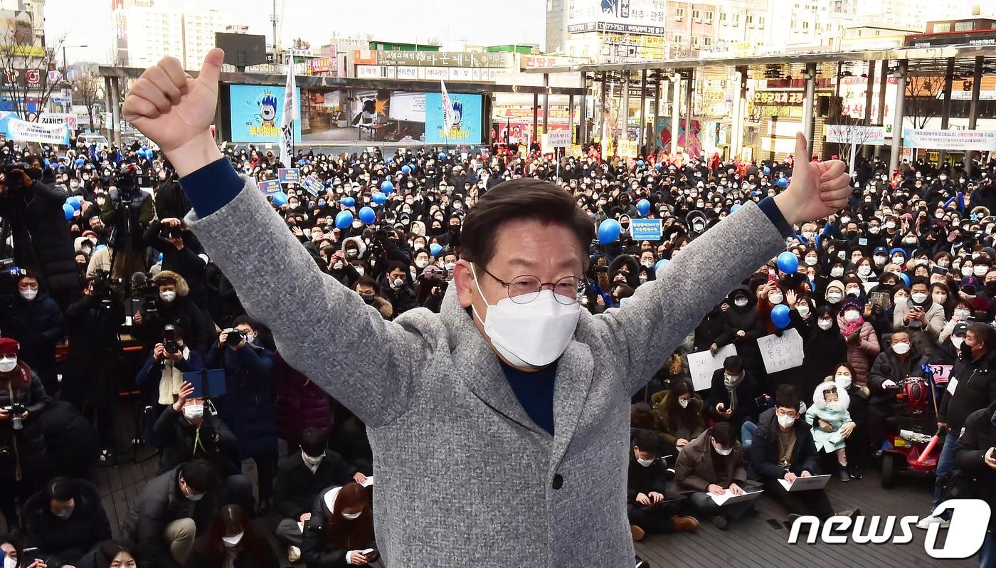 제20대 대선이 15일 앞으로 다가온 22일 이재명 더불어민주당 대선 후보와 정세균 전 국무총리가 경기도 부천시 심곡동 부천역 북광장(마루광장)에서 '경기도를 넘어 전세계가 부러워하는 대한민국 만들겠습니다!' 부천 유세를 하고 있다. 2022.2.22/뉴스1 ⓒ News1 국회사진취재단