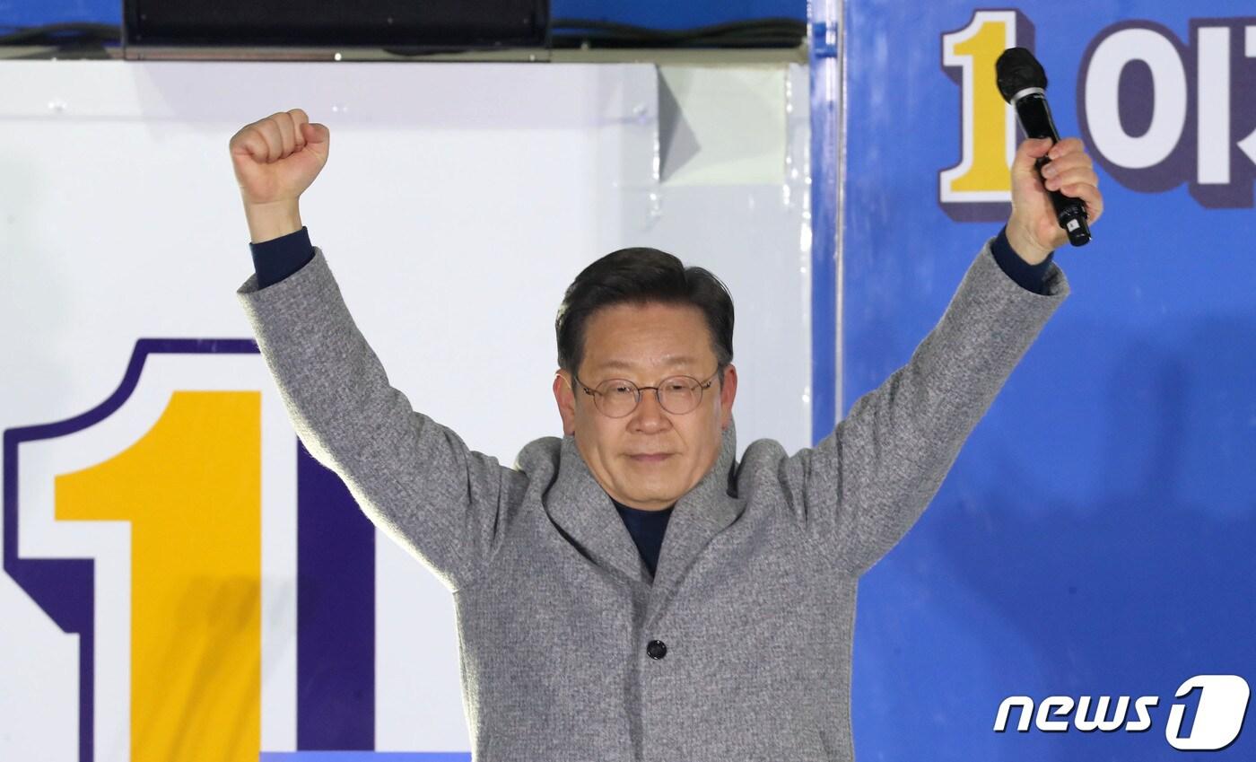 이재명 더불어민주당 대선후보가 22일 오후 경기도 안산시 문화광장에서 열린 '안산의 미래를 결정할 골든타임! 이재명으로 결단합시다!' 유세에서 지지를 호소하고 있다. 2022.2.22/뉴스1 ⓒ News1 오대일 기자