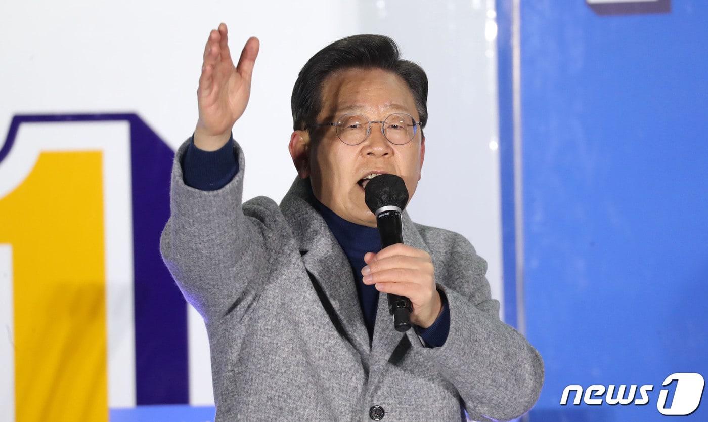 이재명 더불어민주당 대선후보가 22일 오후 경기도 안산시 문화광장에서 열린 '안산의 미래를 결정할 골든타임! 이재명으로 결단합시다!' 유세에서 지지를 호소하고 있다. 2022.2.22/뉴스1 ⓒ News1 오대일 기자