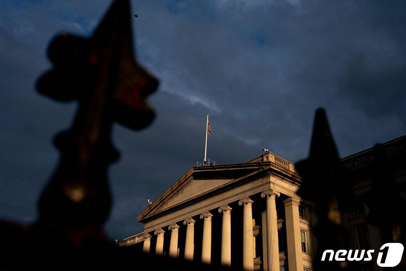 The Treasury Department in Washington, DC, on February 22, 2022. - Wall Street stocks retreated early on February 22 as Russian President Vladimir Putin's latest escalation of the Ukraine conflict stoked volatility in markets. (Photo by Stefani Reynolds / AFP) ⓒ AFP=뉴스1