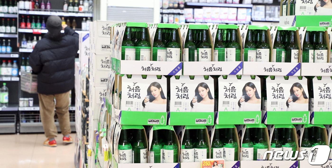 본문 이미지 - 하이트진로를 시작으로 롯데칠성음료, 무학, 보해양조, 대선주조 등이 소줏값을 인상한다. 원부자재값 인상에 따른 소줏값 도미노 인상 우려가 현실화됐다. 사진은 서울 한 대형마트에 제조사별 소주가 진열돼 있다. 2022.2.23/뉴스1 ⓒ News1 김명섭 기자