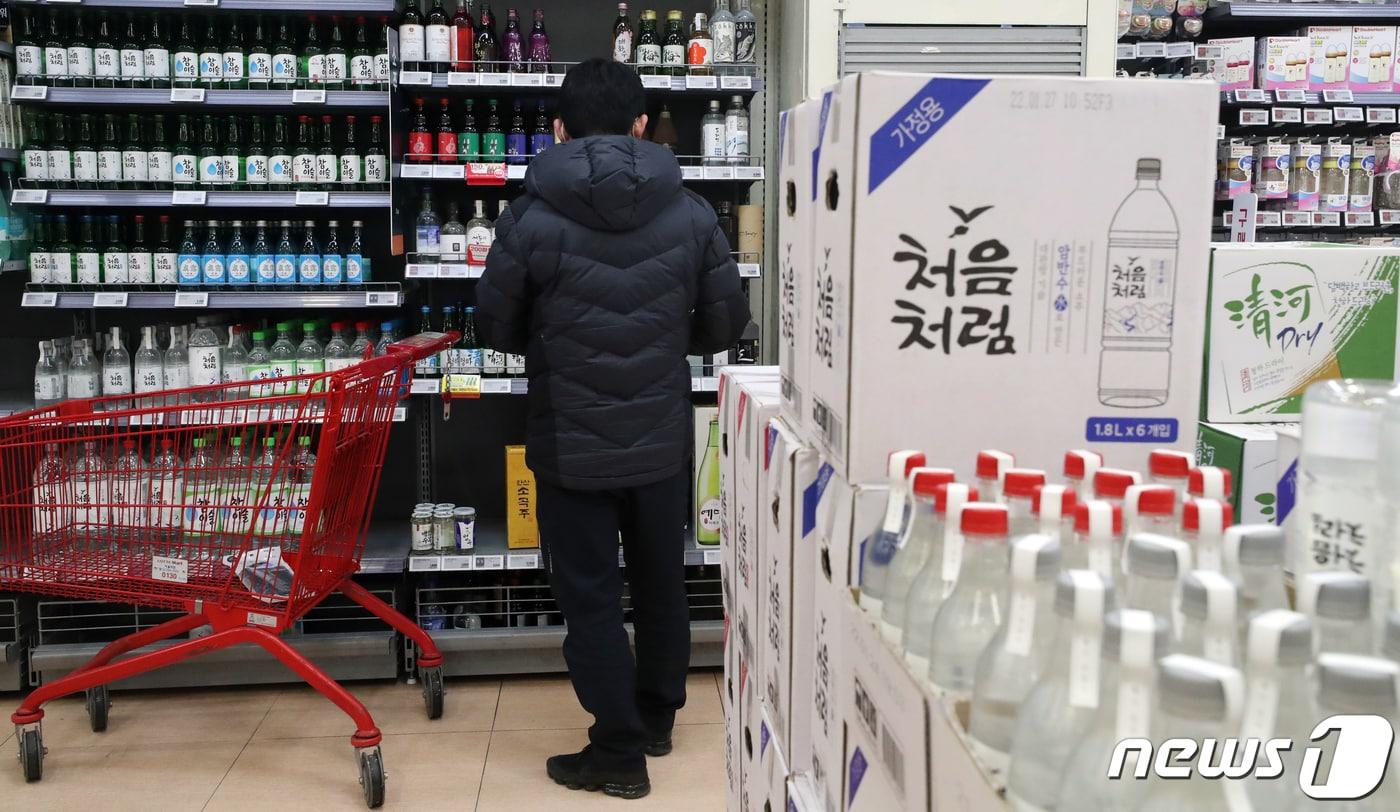 본문 이미지 - 하이트진로와 무학에 이어 보해양조도 소줏값을 인상한다. 원부자재값 인상에 따른 소줏값 도미노 인상 우려가 현실화 되고 있다. 따라서 소주 출고가가 인상되면서 식당과 주점 등에서 판매되는 소주 가격은 1병에 5000원을 넘어설 것으로 예상되며 소비자들의 부담이 커질 전망이다. 사진은 23일 서울 한 대형마트에 제조사별 소주가 진열돼 있다. 2022.2.23/뉴스1 ⓒ News1 김명섭 기자