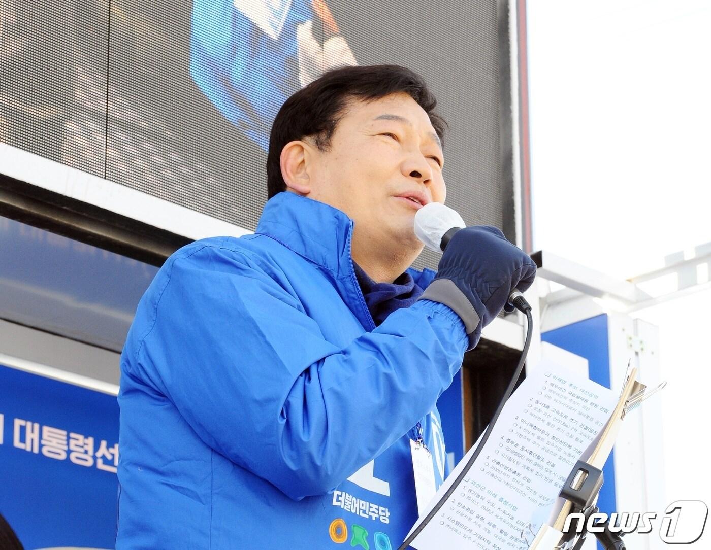 본문 이미지 - 송영길 더불어민주당 상임선대위원장이 이재명 후보 지지를 당부하는 연설을 하고 있다.2020.2.23/뉴스1 ⓒ News1 김정수 기자