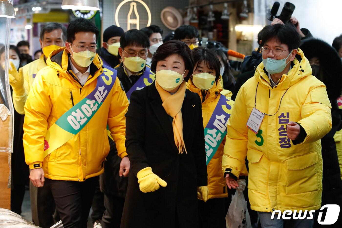 심상정 정의당 대선후보가 23일 오후 서울 마포구 망원시장을 찾아 상인들을 만나기 위해 이동하고 있다. 2022.2.23/뉴스1 ⓒ News1 이승배 기자