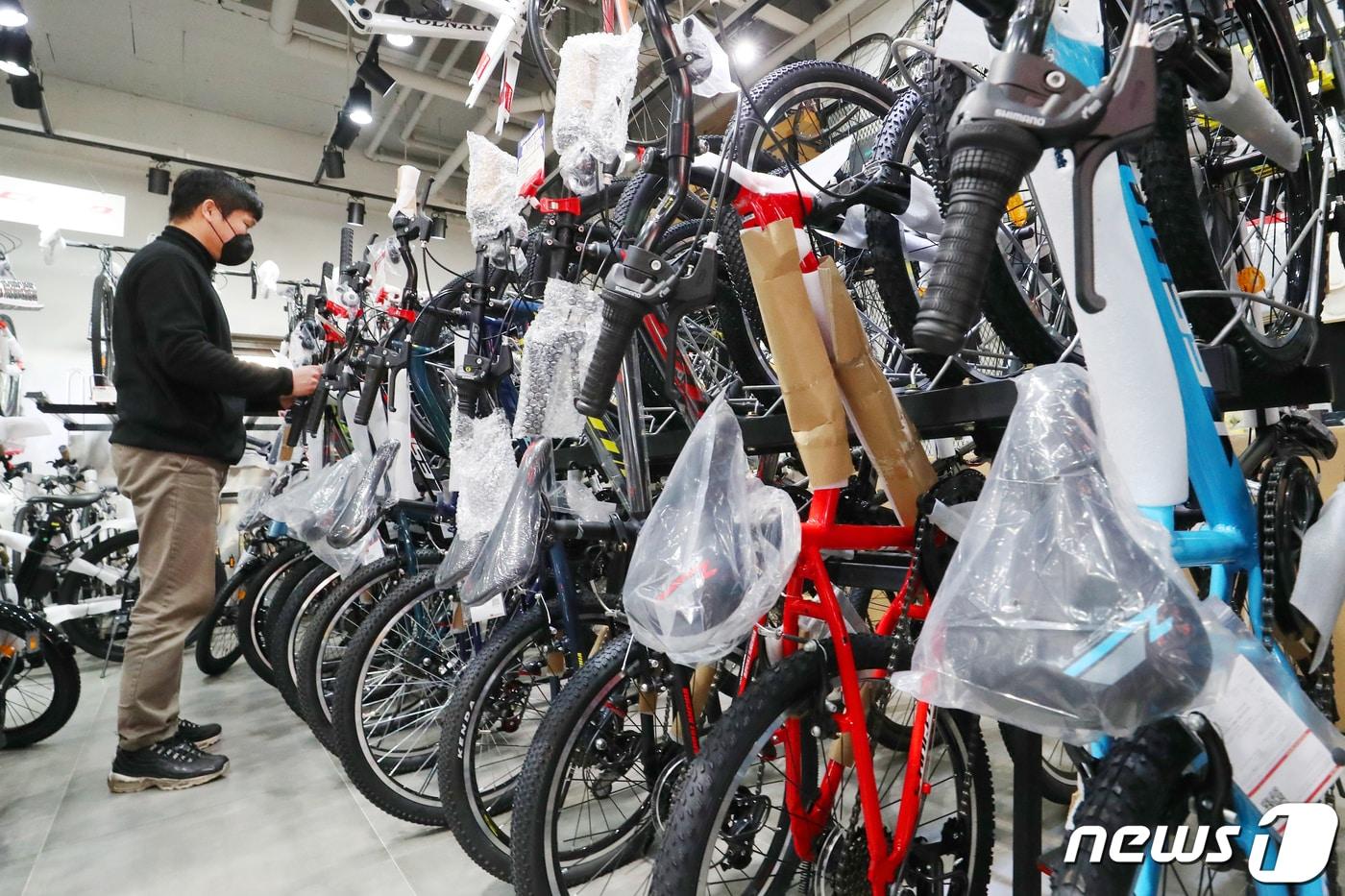 본문 이미지 - 서울 서대문구 삼천리자전거 가재울점에서 직원이 자전거를 정리하고 있다. 2022.2.23 ⓒ 뉴스1 민경석 기자