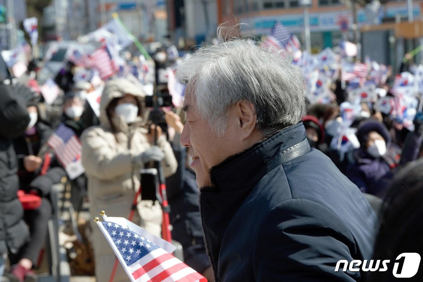 전광훈 사랑제일교회 목사가 23일 오후 광주 북구 광주역 광장에서 열린 대한민국바로세우기국민운동본부의 3·1절 서울 광화문 이승만광장 국민대회 참여 촉구 집회에 참석하고 있다. 2022.2.23/뉴스1 ⓒ News1 정다움 기자