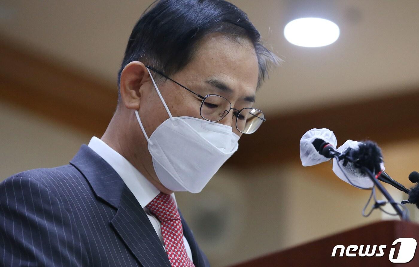 본문 이미지 - 대장동 개발 특혜·로비 관련 녹취록 속에 등장하는 '그분'으로 지목된 조재연 대법관이 23일 오후 서울 서초구 대법원에서 열린 기자회견에서 자료를 살펴보고 있다. 2022.2.23/뉴스1 ⓒ News1 박세연 기자
