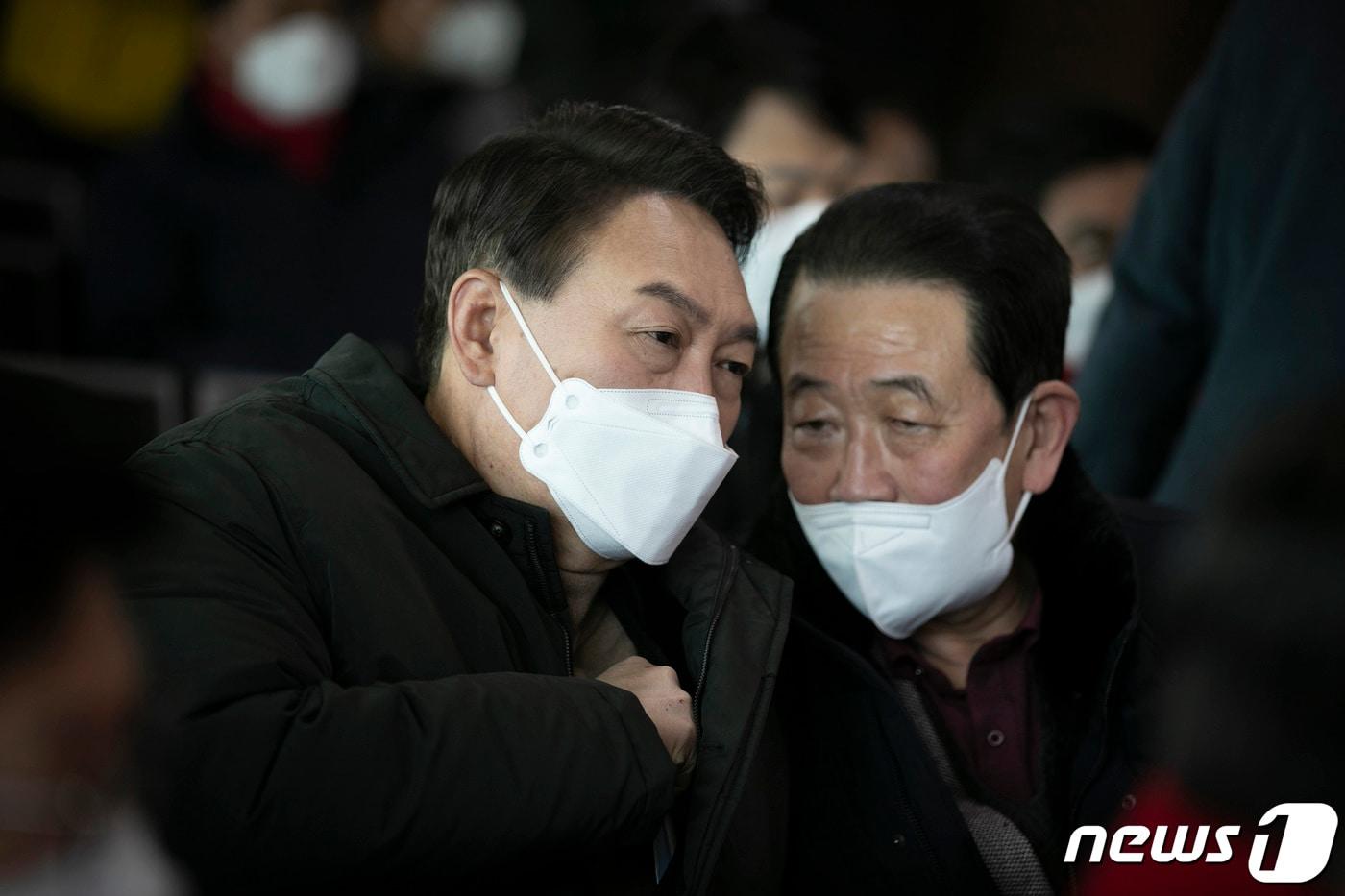 본문 이미지 - 윤석열 국민의힘 대선 후보가 23일 오후 전남 목포연안여객터미널에서 김대중 전 대통령의 생가가 있는 하의도행 배를 타기 위해 기다리던 중 '대장동 그 분'으로 지목된 조재연 대법관의 기자회견을 시청하며 박주선 전 국회부의장과 대화하고 있다. 2022.2.23/뉴스1 ⓒ News1 구윤성 기자