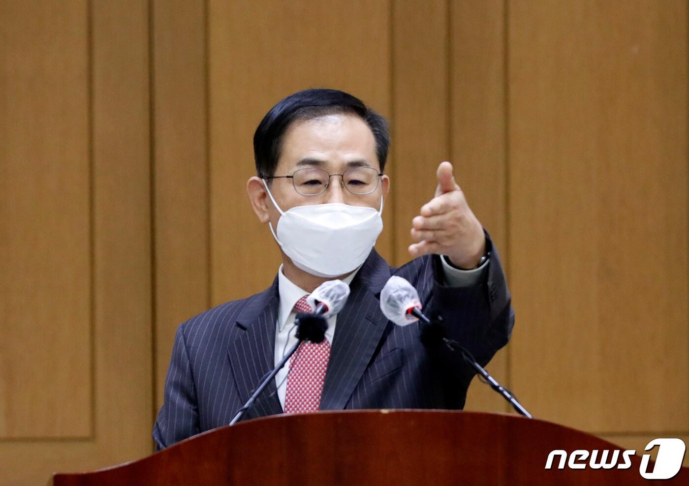 본문 이미지 - 대장동 개발 특혜·로비 관련 녹취록 속에서 '그분'으로 지칭된 조재연 대법관이 23일 오후 서초구 대법원에서 열린 입장 표명 기자회견에서 취재진의 질문을 받고 있다. 2022.2.23/뉴스1 ⓒ News1 박세연 기자