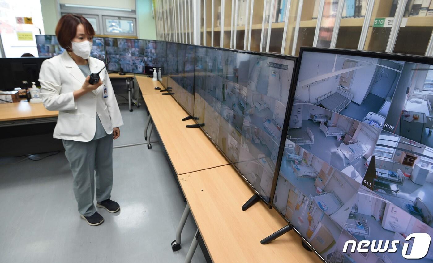 본문 이미지 - 23일 오후 서울 동대문구 동부병원에서 의료진이 모니터를 통해 신종 코로나바이러스 감염증(코로나19) 병상을 점검하고 있다.2022.2.23/뉴스1 ⓒ News1 송원영 기자