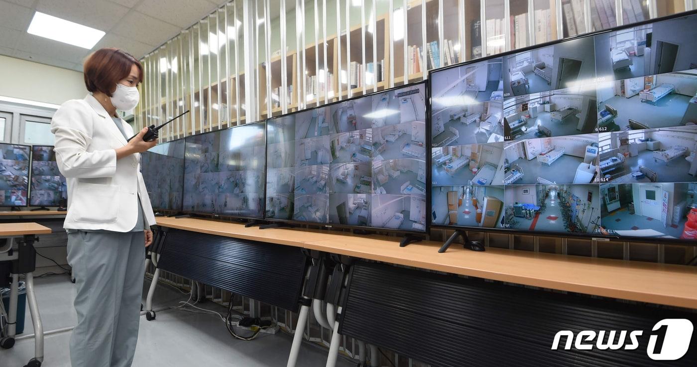 서울 동대문구 동부병원에서 의료진이 모니터를 통해 신종 코로나바이러스 감염증(코로나19) 병상을 점검하고 있다./뉴스1 ⓒ News1 송원영 기자