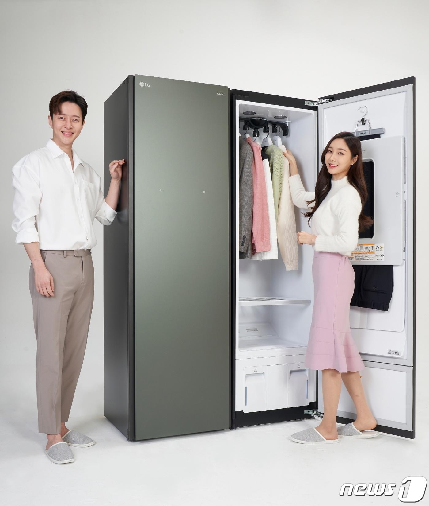 본문 이미지 - LG전자가 특허 받은 트루스팀 기술을 한 단계 더 업그레이드한 '듀얼 트루스팀'을 갖춘 차세대 스타일러를 24일 출시했다. 신제품은 스팀을 만드는 히터를 1개에서 2개로 늘려 옷의 재질에 따라 스팀을 더 미세하게 조절할 수 있고, 의류관리에 드는 시간도 단축했다. (LG전자 제공) 2022.2.24/뉴스1