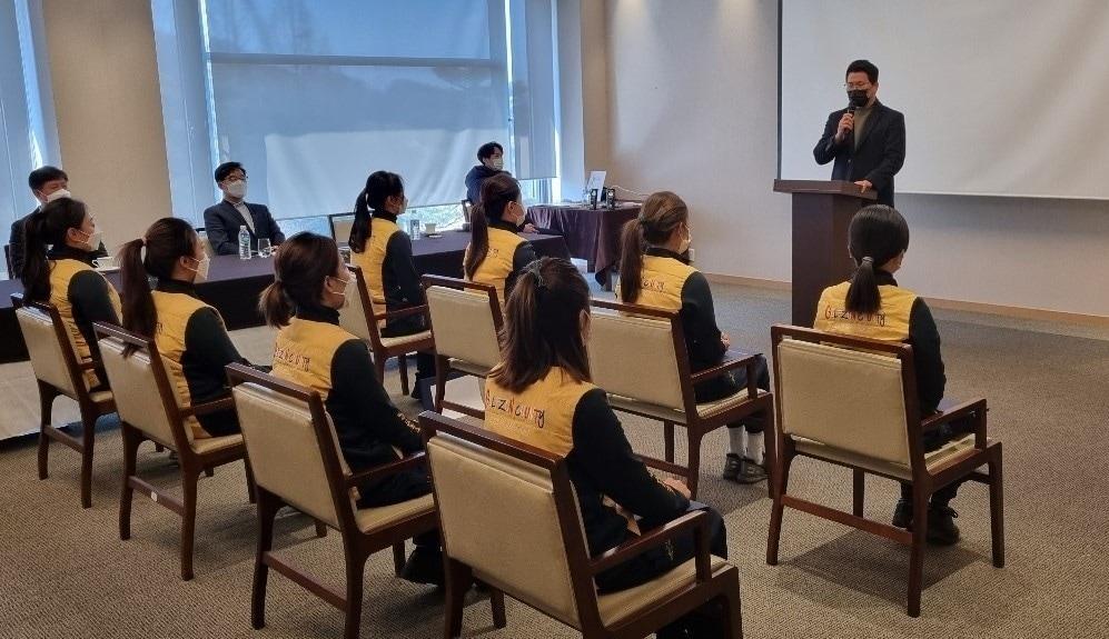 본문 이미지 - 새싹 캐디 수료생들이 박세하 골프존카운티매니지먼트 대표이사로부터 축사를 듣고 있다.(골프존카운티 제공)ⓒ 뉴스1