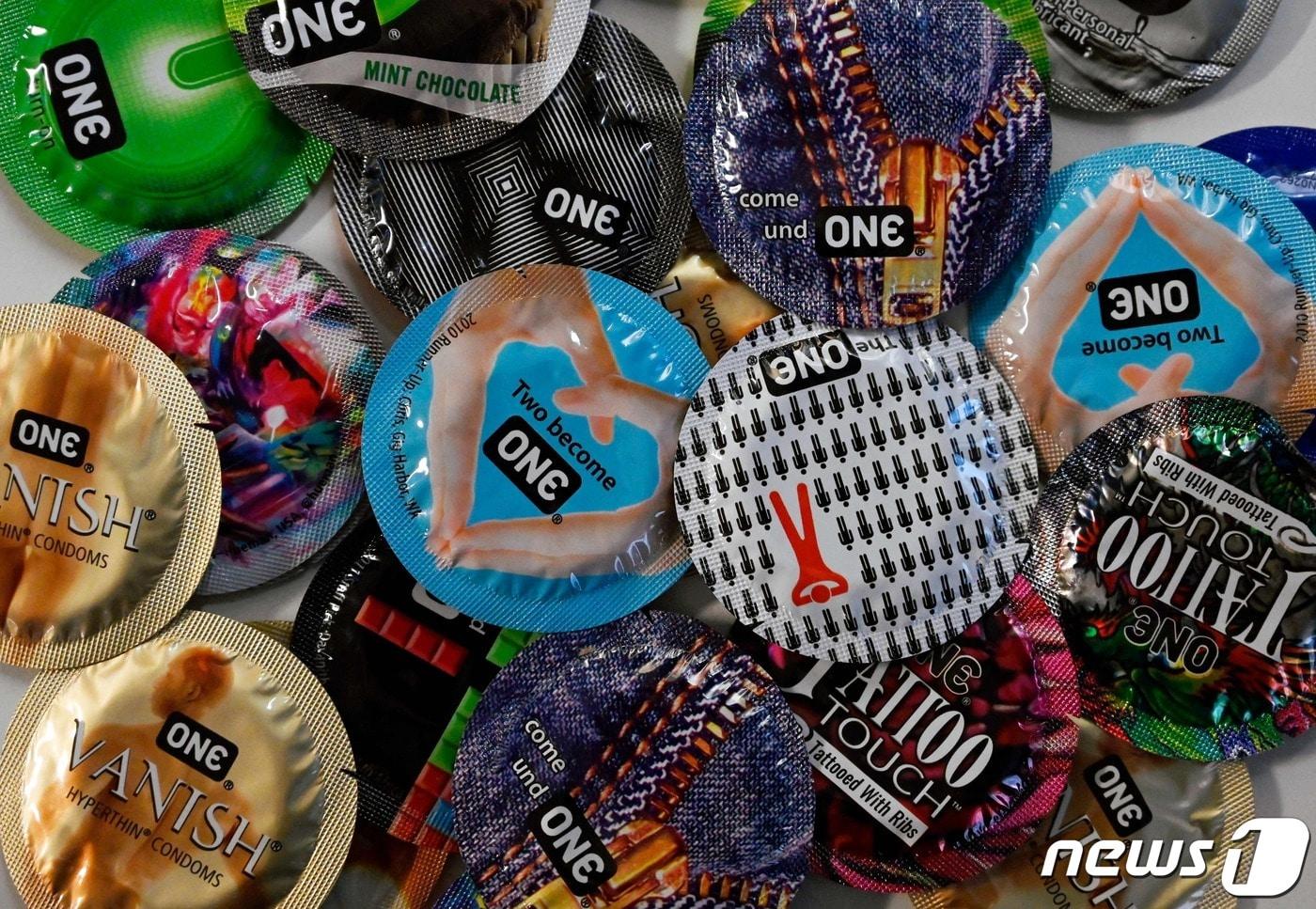 본문 이미지 - 미국 워싱턴DC의 한 상점에 '원'(ONE) 콘돔 제품이 나열되어 있다. 2022.02.23/news1 ⓒ AFP=뉴스1 ⓒ News1 김민수 기자