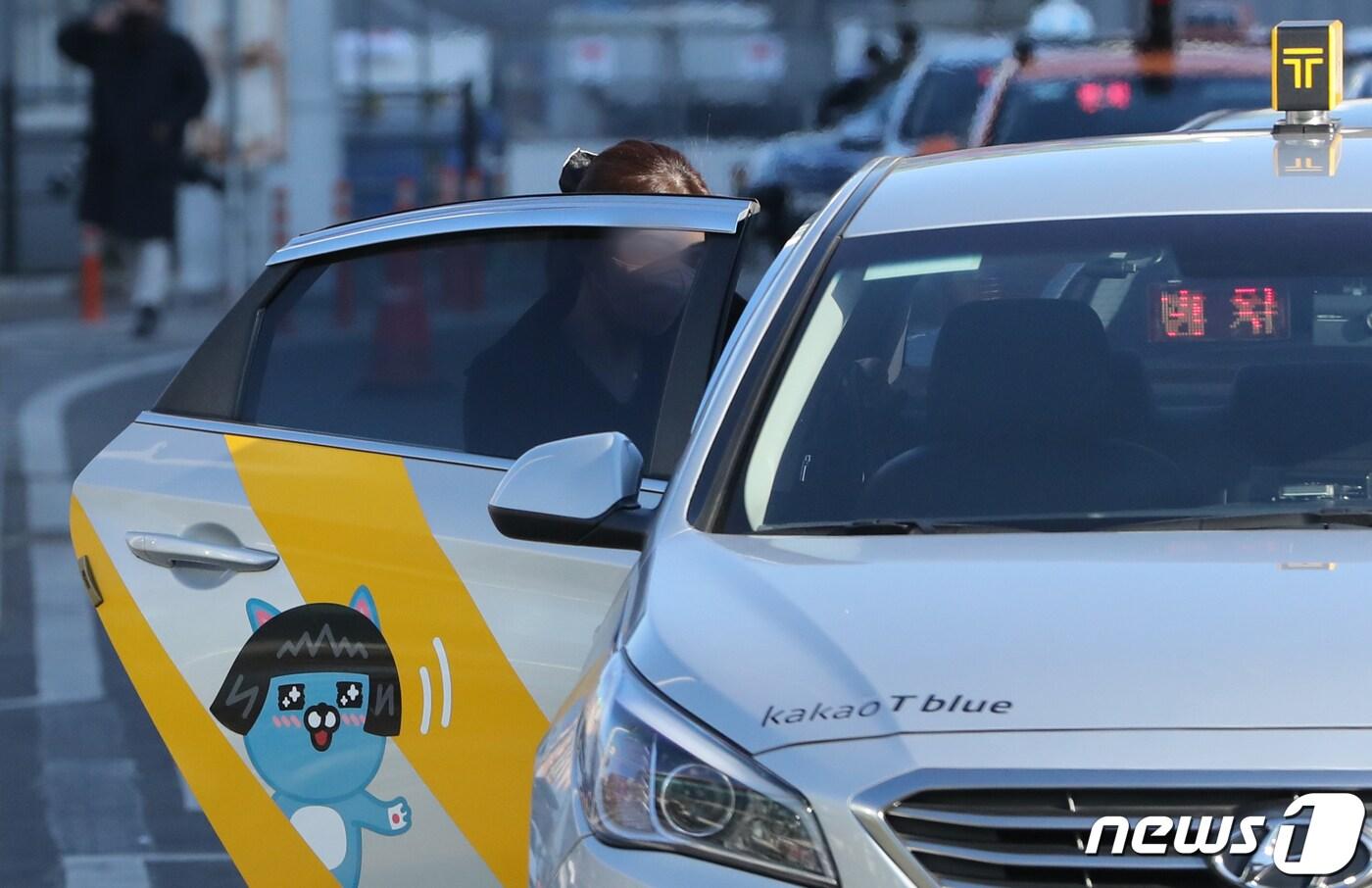 본문 이미지 - 사진은 24일 서울역에서 주행중인 카카오T 택시 모습. 2022.2.24/뉴스1 ⓒ News1 허경 기자