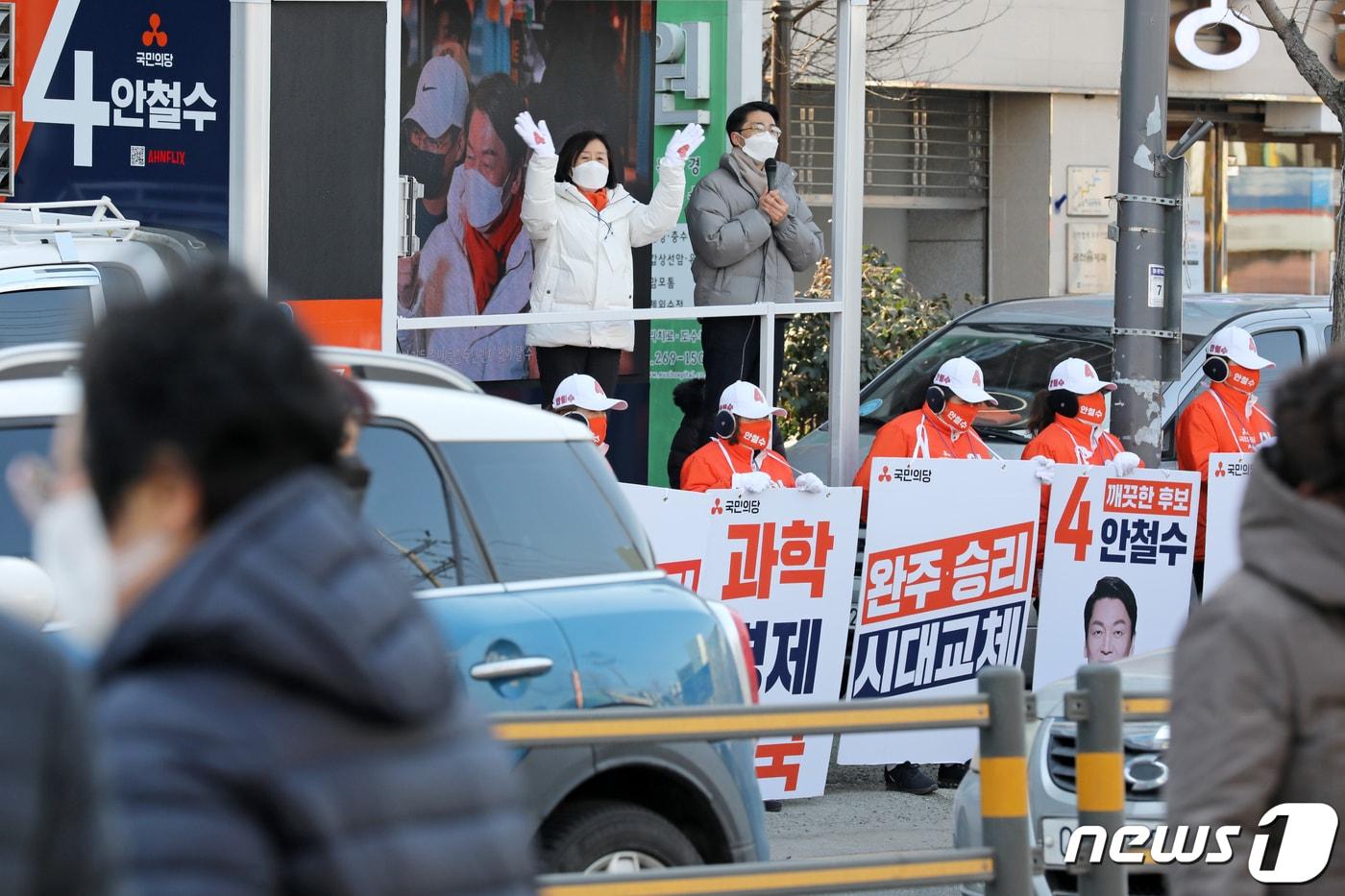 안철수 국민의당 대선 후보 배우자 김미경 교수가 24일 오전 광주 북구 말바우시장 인근에서 유세차량에 올라 지지를 호소하고 있다. 2022.2.24/뉴스1 ⓒ News1 황희규 기자