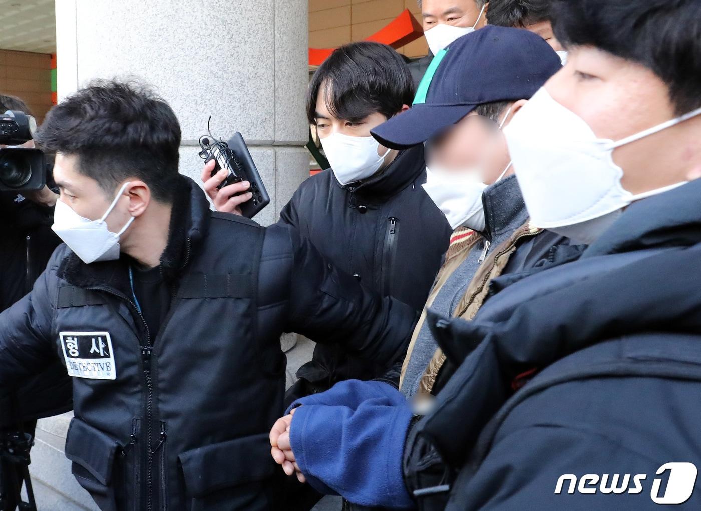 본문 이미지 - 40대 남성을 흉기로 살해하고 달아난 혐의 받는 장씨가 24일 서울시 마포구 서울서부지방법원에서 구속 전 영장실질심사를 마친 뒤 호송차로 향하고 있다. 2022.2.24/뉴스1 ⓒ News1 장수영 기자