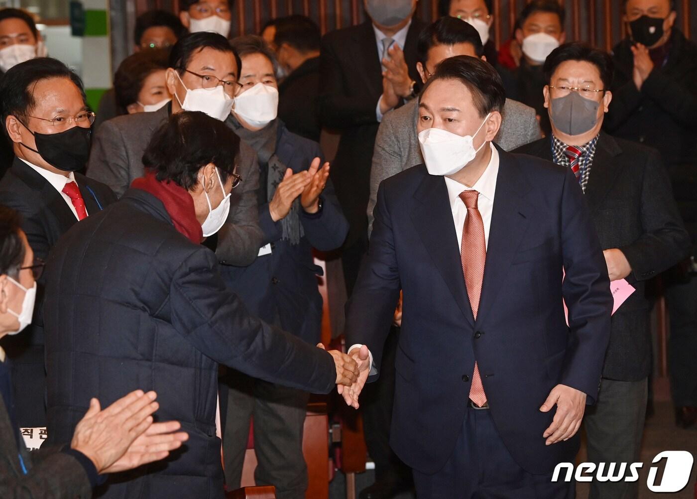 본문 이미지 - 윤석열 국민의힘 대선 후보가 24일 오전 서울 여의도 국회도서관에서 열린 '여야 전직 국회의장·의원 윤석열 후보 지지 선언' 행사에 참석하며 참석자들과 인사 나누고 있다. 2022.2.24/뉴스1 ⓒ News1 구윤성 기자