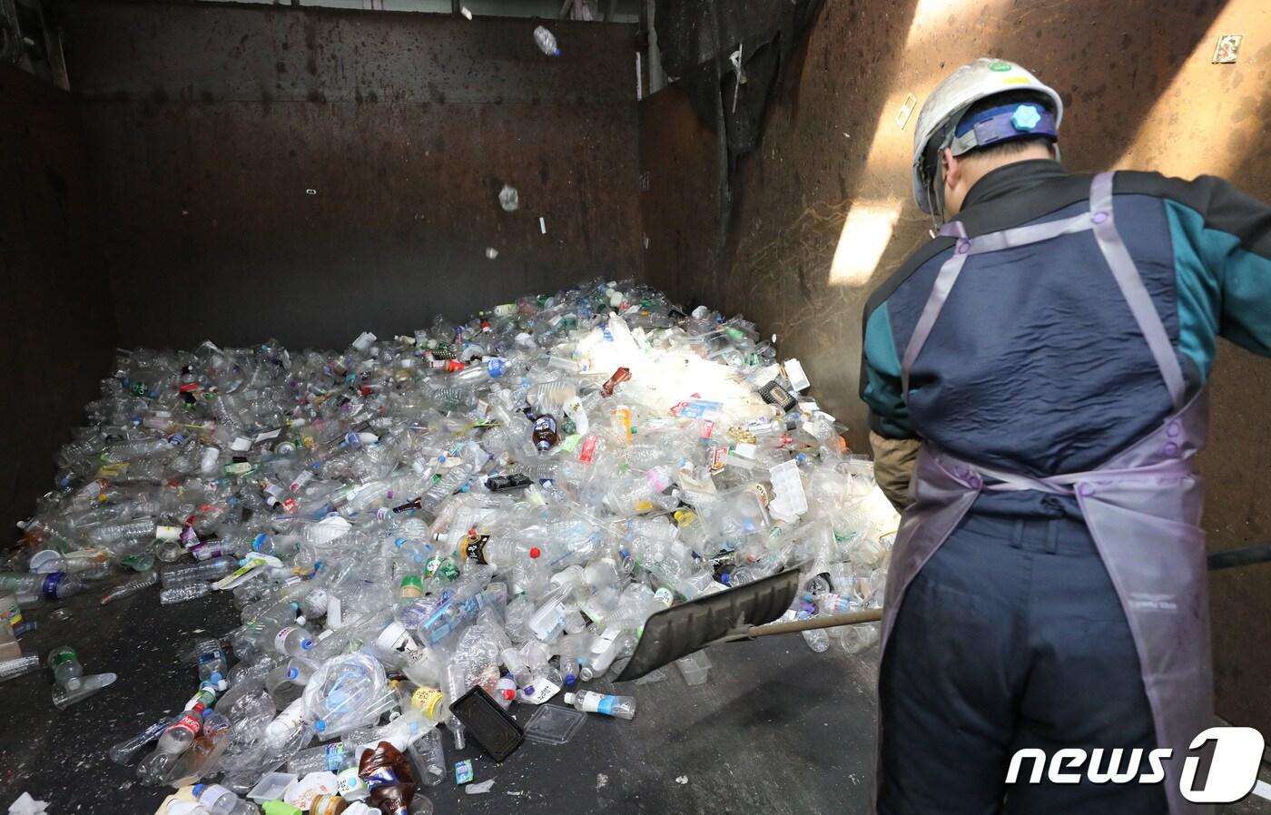 본문 이미지 - 경기도 용인시재활용센터에서 투명 페트병이 수거 돼 있다. /뉴스1 ⓒ News1 김영운 기자