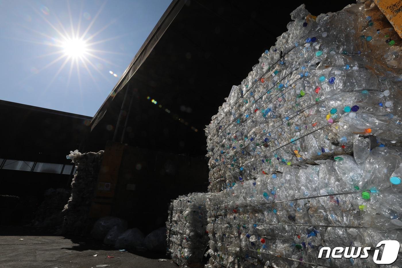 경기도 용인시 기흥구의 한 재활용센터에서 투명 페트병이 수거 돼 있다. ⓒ News1 김영운 기자