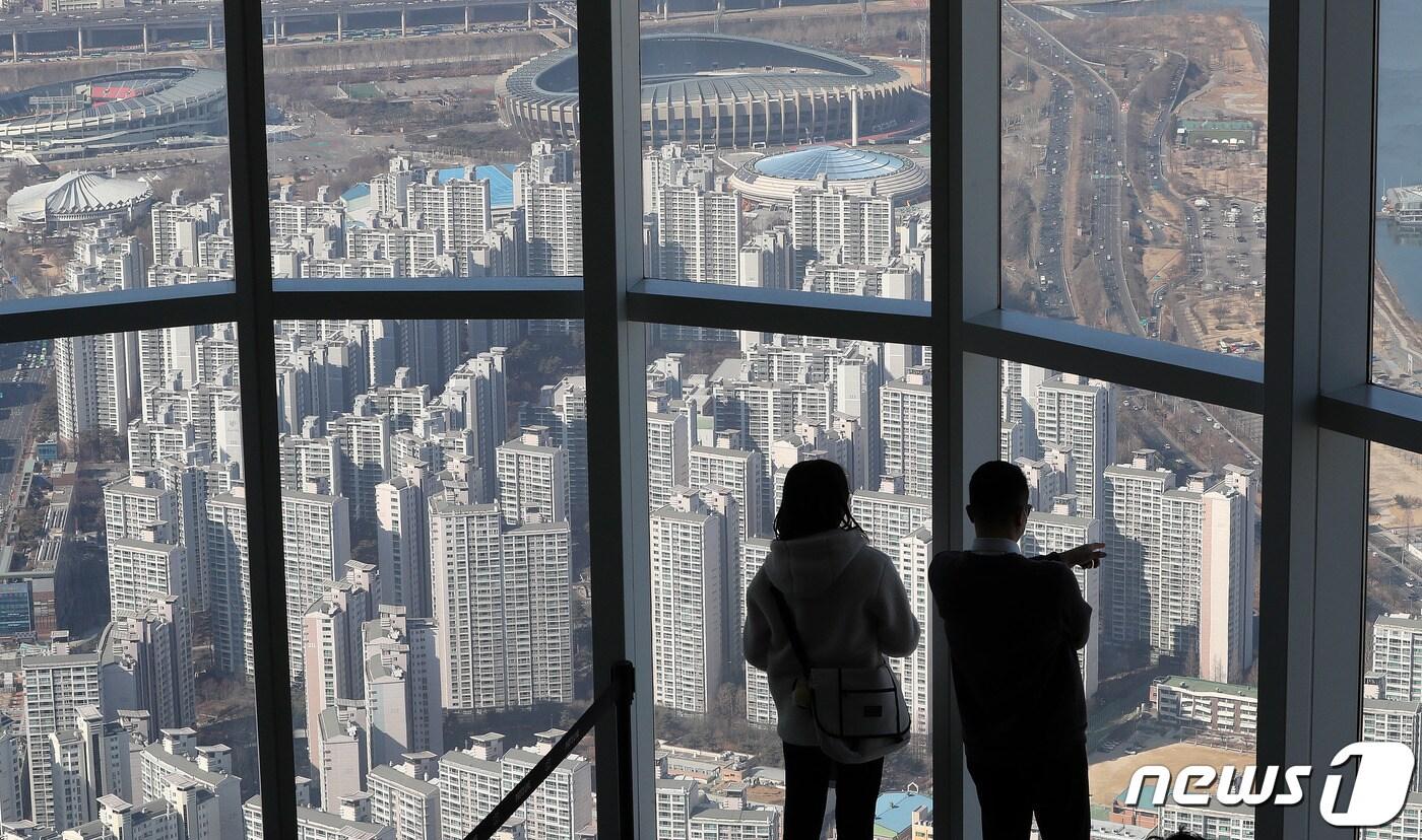 서울 송파구 서울스카이를 찾은 시민이 아파트 단지를 바라보고 있다. (자료사진) /뉴스1 ⓒ News1 박세연 기자