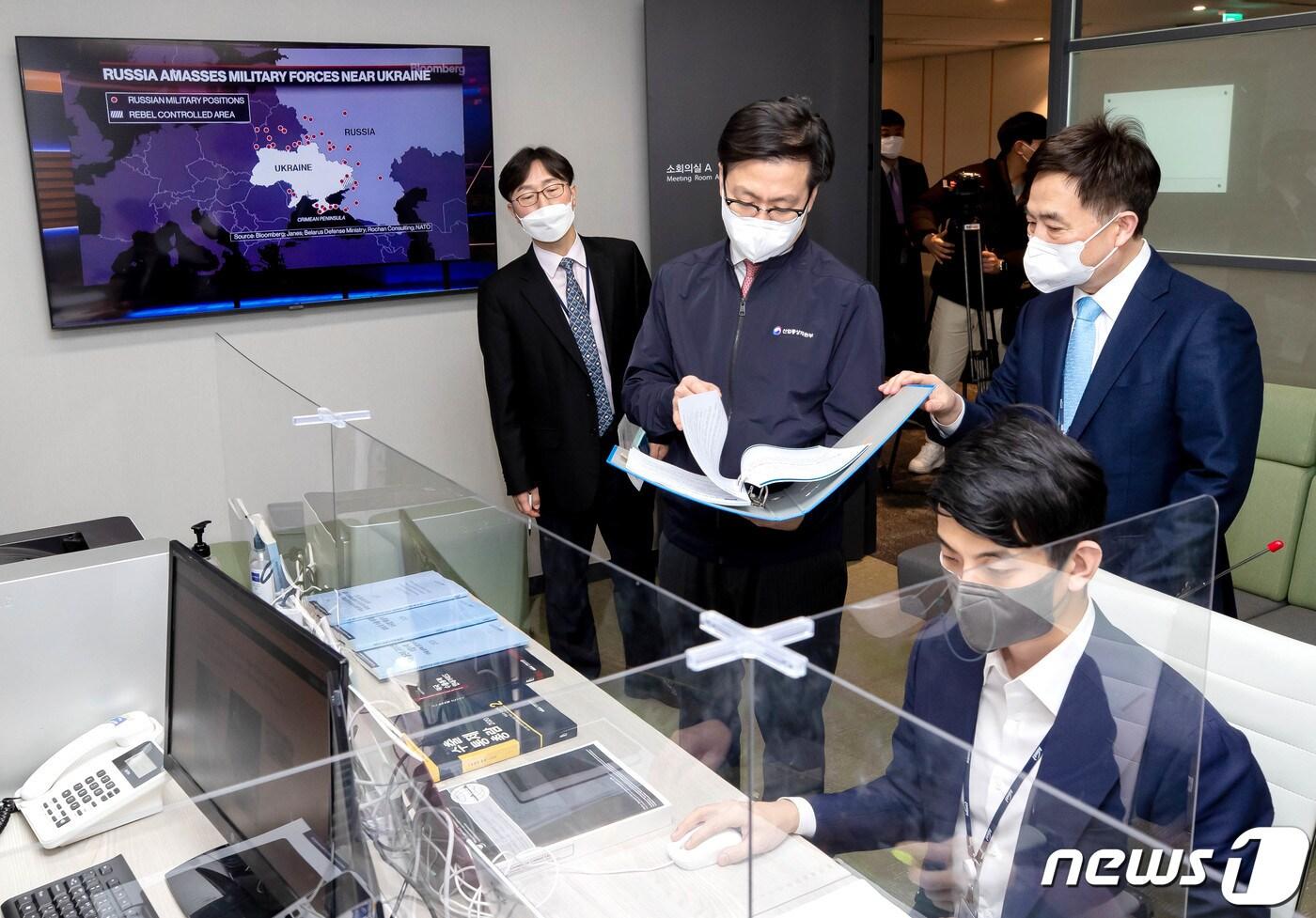 본문 이미지 - 여한구 산업통상자원부 통상교섭본부장이 24일 오후 서울 강남구 무역센터 전략물자관리원 '러시아 데스크'를 방문, 러시아·우크라이나 사태 악화로 인한 미국 전략물자 수출통제 강화 대비와 러시아 데스크 운영 및 준비상황에 대한 현장점검을 하고 있다. (산업통상자원부 제공) 2022.2.24/뉴스1