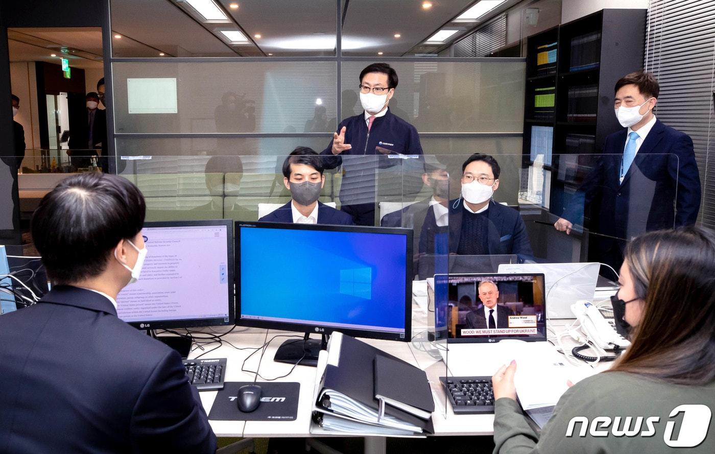 본문 이미지 - 여한구 산업통상자원부 통상교섭본부장이 24일 오후 서울 강남구 무역센터 전략물자관리원 '러시아 데스크'를 방문, 러시아·우크라이나 사태 악화로 인한 미국 전략물자 수출통제 강화 대비와 러시아 데스크 운영 및 준비상황에 대한 현장점검을 하고 있다. (산업통상자원부 제공) 2022.2.24/뉴스1