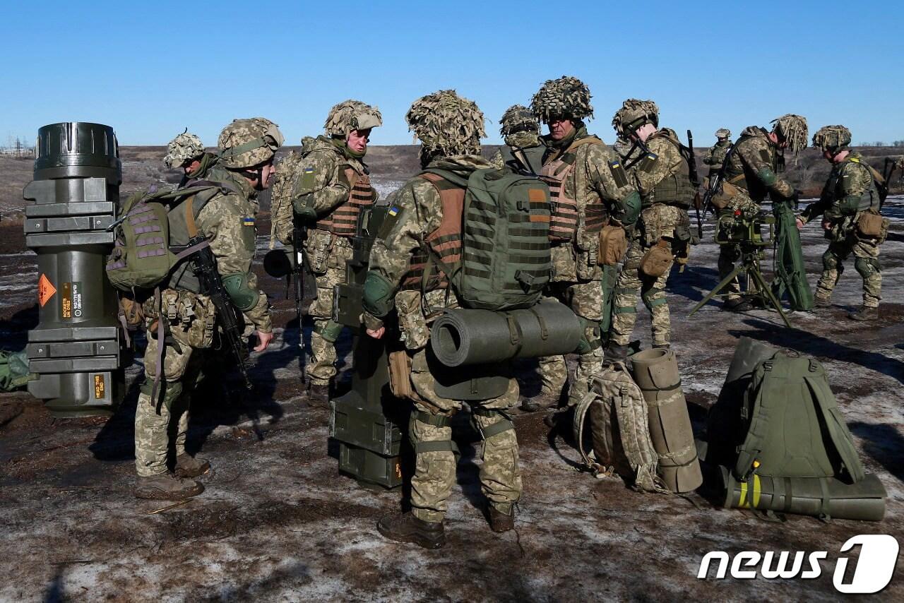 본문 이미지 - 우크라이나 군인들이 미상의 지역에서 군사훈련을 하고 있다.. ⓒ AFP=뉴스1