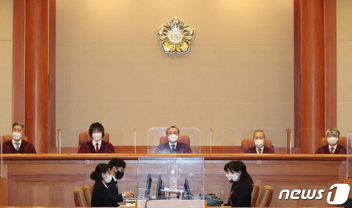 본문 이미지 - 유남석 헌법재판소장을 비롯한 헌법재판관들이 헌법소원·위헌법률 심판 선고를 위해 서울 종로구 헌법재판소 대심판정에 자리하고 있다. 2022.2.24/뉴스1 ⓒ News1 허경 기자