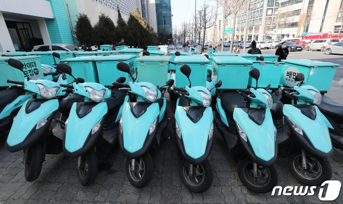 24일 서울 강남구 배민라이더스 남부센터에 배달용 오토바이들이 서있다. 2022.2.24/뉴스1 ⓒ News1 박세연 기자