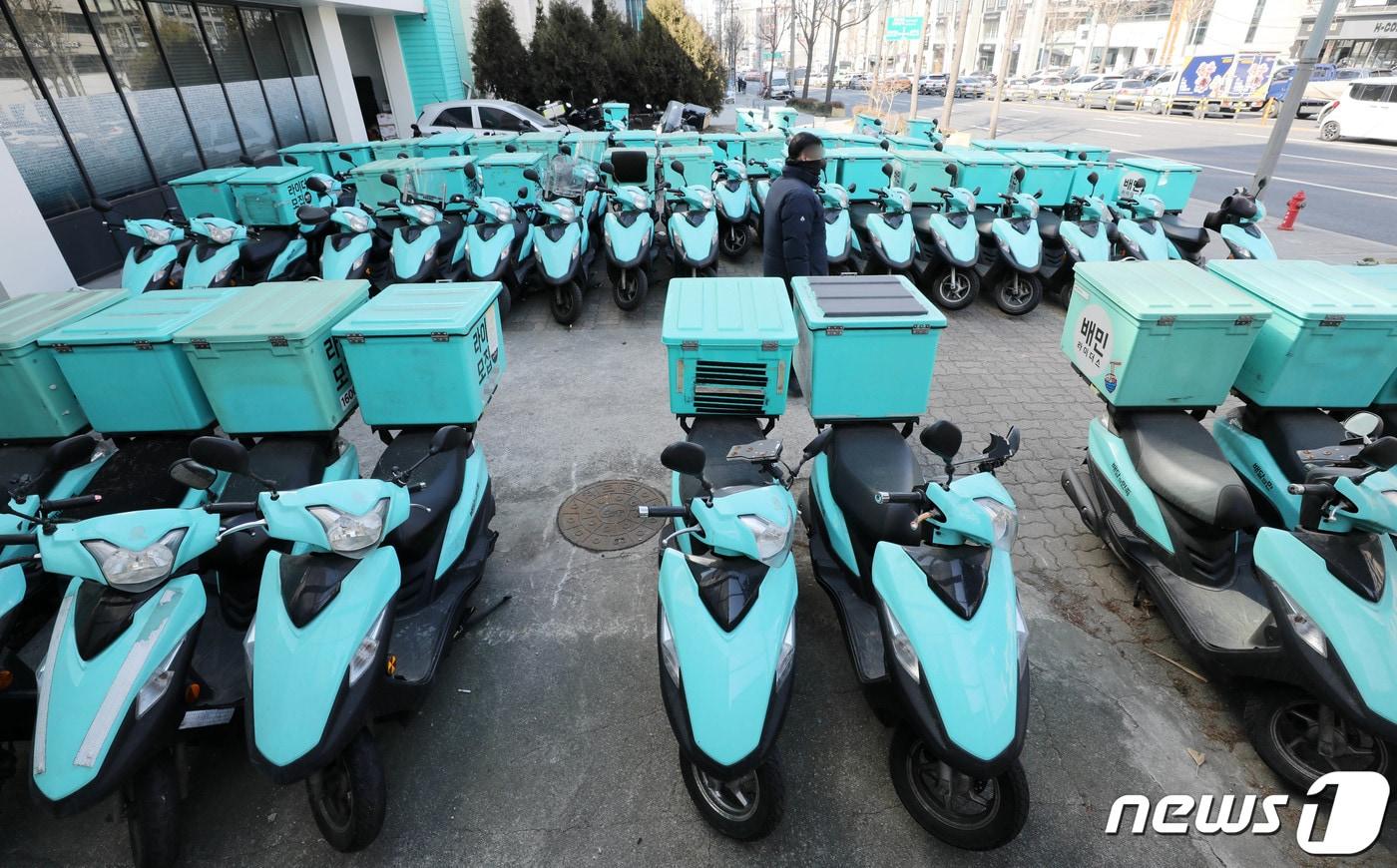 24일 서울 강남구 배민라이더스 남부센터에 배달용 오토바이들이 서있다. 코로나 사태로 덩치를 키운 배달의민족과 쿠팡이츠 등 음식 플랫폼 기업들이 일제히 음식값에 비례해 배달앱 수수료를 가져가는 방식으로 요금 체계 개편에 나선다. 이에 자영업자들은 가뜩이나 배달비 부담이 큰 와중에 음식값을 올릴 수밖에 없다고 하소연하고 있다. 2022.2.24/뉴스1 ⓒ News1 박세연 기자