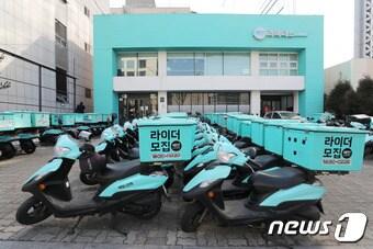 본문 이미지 - 서울 강남구 배민라이더스 남부센터에 배달용 오토바이들이 서있다.  ⓒ News1 박세연 기자