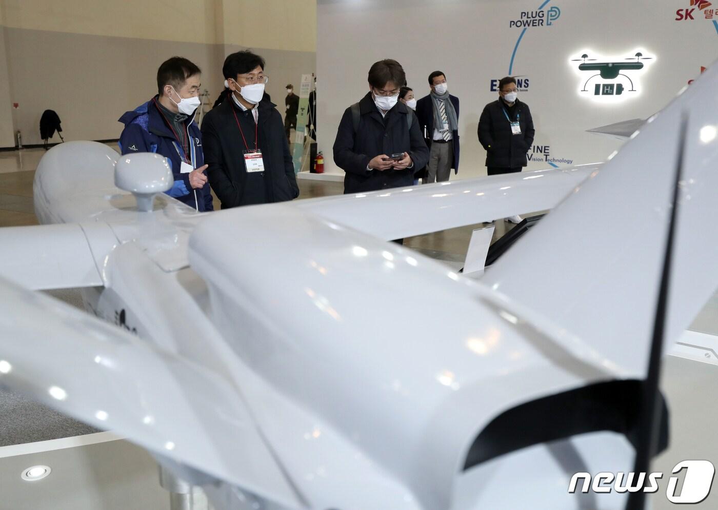 24일 부산시 해운대구 벡스코에서 열린 2022드론쇼코리아에 방문한 관람객들이 드론을 구경하고 있다.(사진은 기사와 관계없음) 2022.2.24/뉴스1 ⓒ News1 김영훈 기자