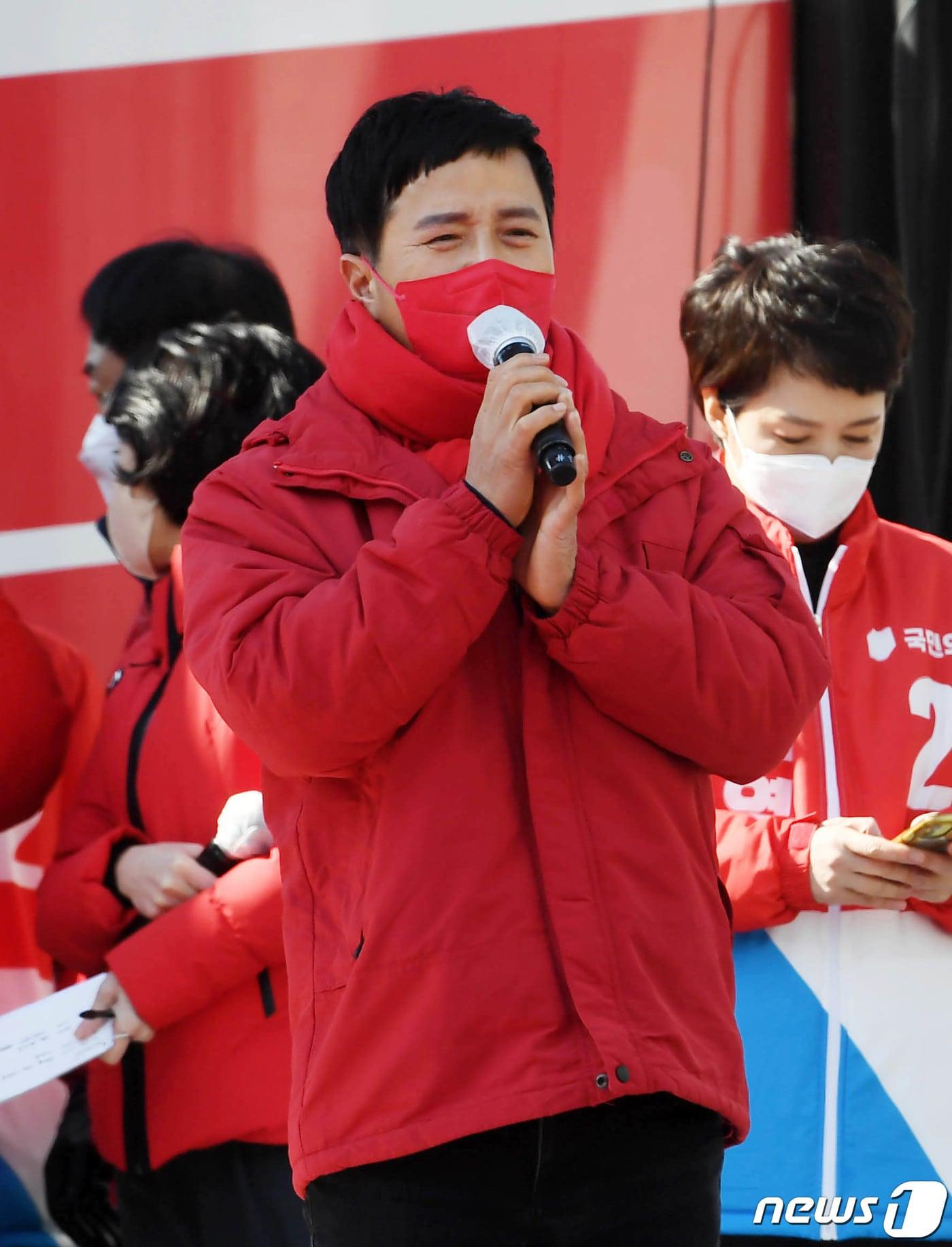 본문 이미지 - 방송인 조영구가 2월24일 오후 경기 수원시 팔달문 앞에서 열린 윤석열 국민의힘 대선후보 '국민과 원팀' 경기도 수원 집중 유세에서 지지연설을 하고 있다. 2022.2.24/뉴스1 ⓒ News1 국회사진취재단