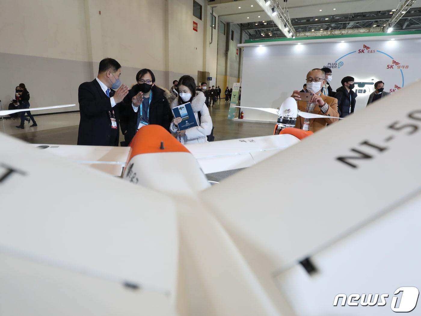 본문 이미지 - 부산시 해운대구 벡스코에서 열린 2022드론쇼코리아에서 직원이 관람객에게 전시된 드론에 대해 설명하고 있다. 2022.2.24/뉴스1 ⓒ News1 