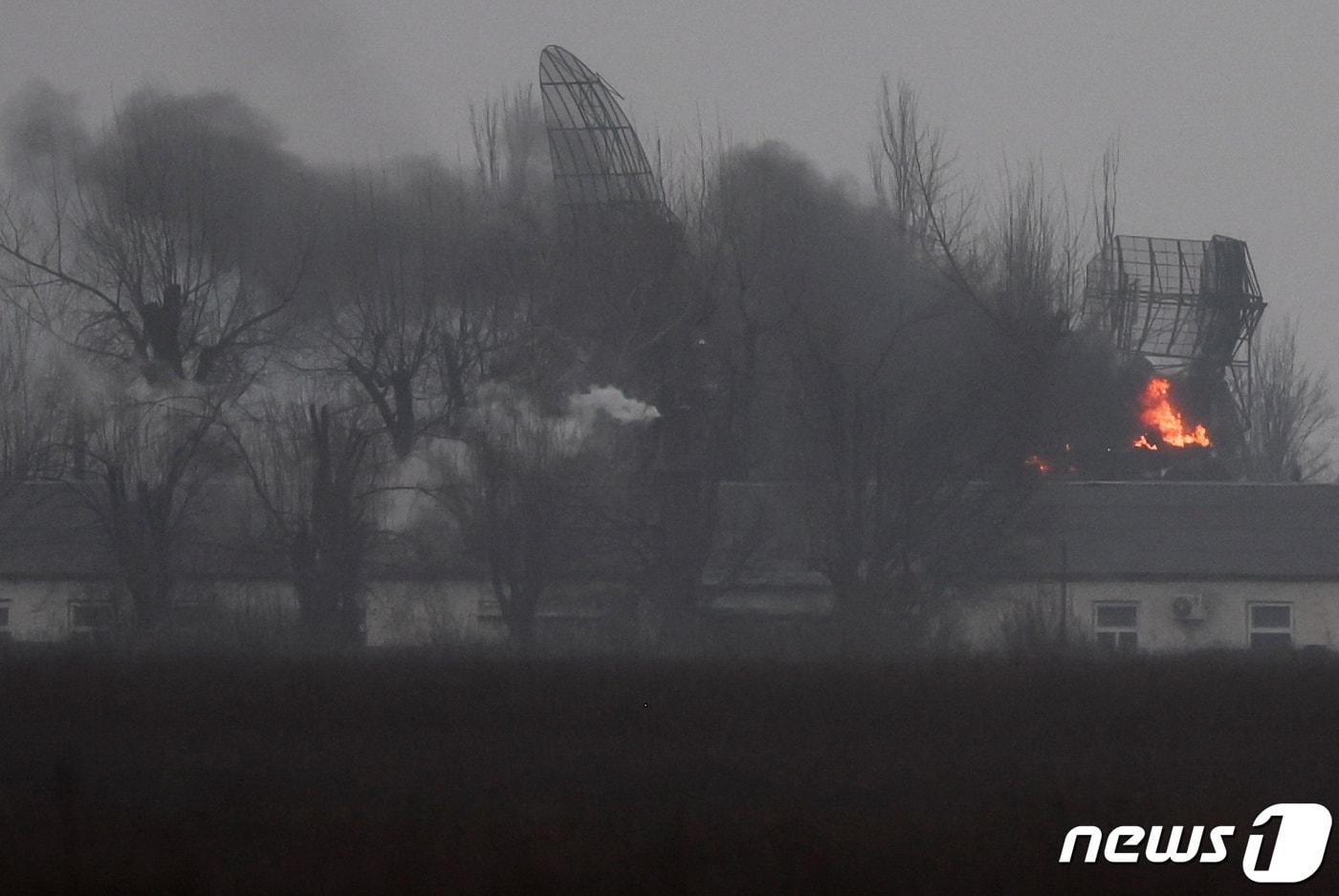 24일 우크라이나 동부 마리우폴 군사기지가 공격받아 불타는 모습. ⓒ 로이터=뉴스1 ⓒ News1 이종덕 기자