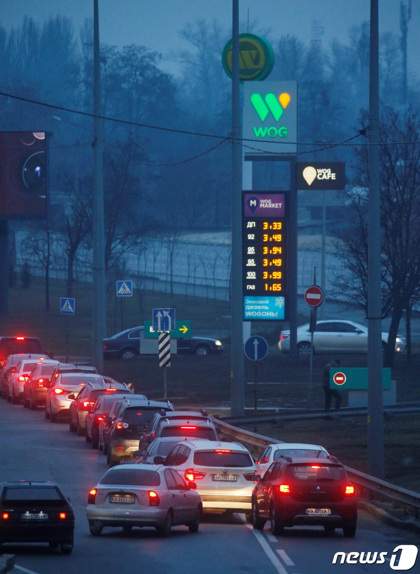 본문 이미지 - 블라디미르 푸틴 러시아 대통령이 24일(현지시간) 우크라이나 동부지역 군사작전을 승인하자 키예프에서 시민들의 차량이 주유를 하기 위해 줄을 서서 기다리고 있다. 2022.02.24/news1 ⓒ 로이터=뉴스1 ⓒ News1 김민수 기자